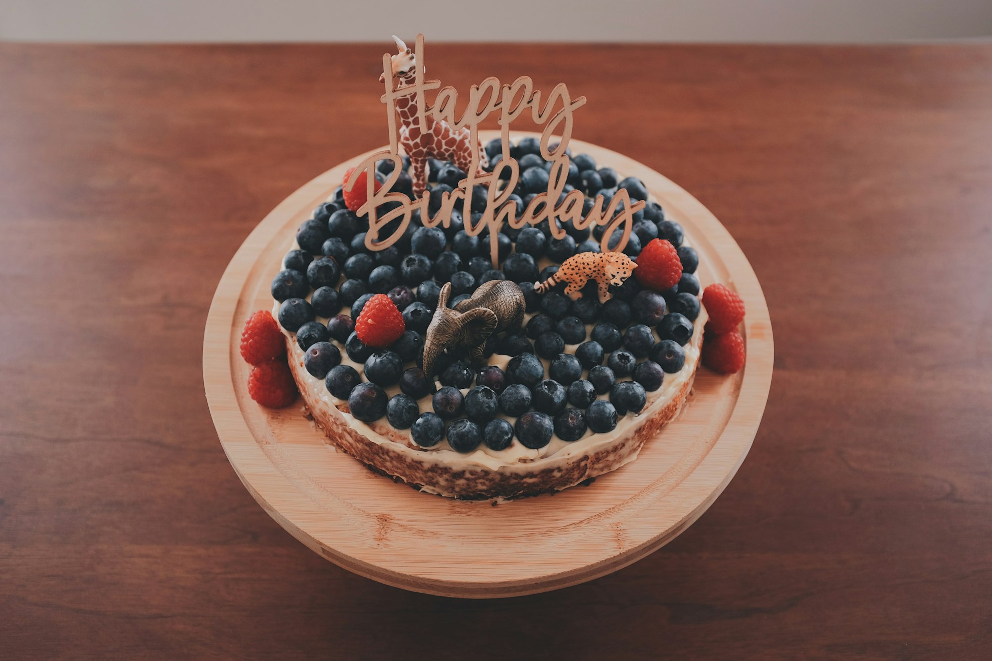 Ein Sparschwein und Münzen symbolisieren frühe Erfahrungen mit Taschengeld und das Erlernen von Finanzwissen in der Kindheit