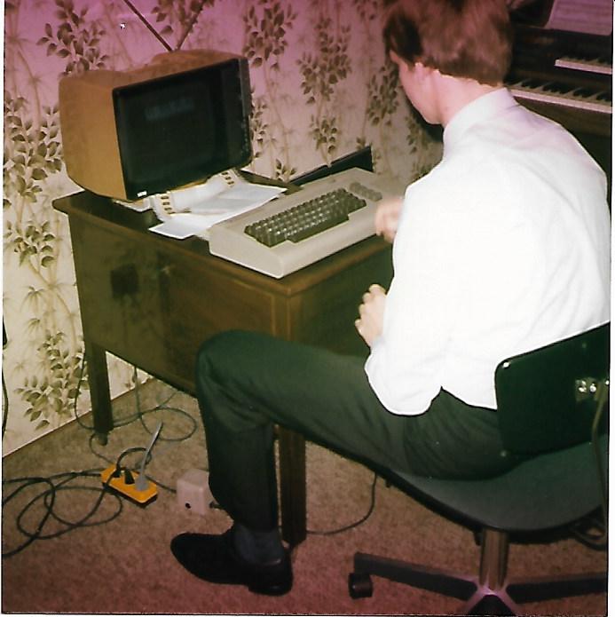 Jörg in jungen Jahren am Computer mit C64
